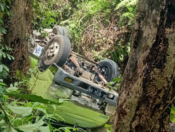 truk-nyungsep-ke-sungai-sopir-tak-sadarkan-diri