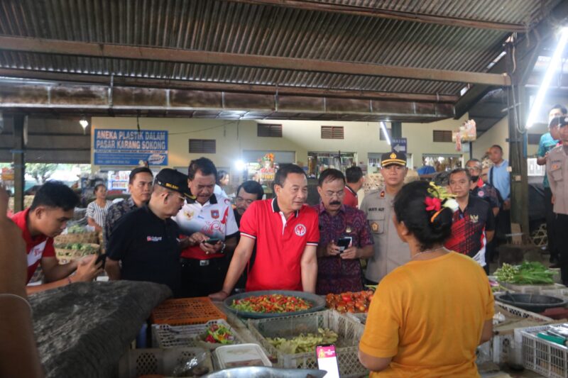 bupati-gede-dana-pantau-harga-kebutuhan-pokok-di-sejumlah-pasar-di-karangasem
