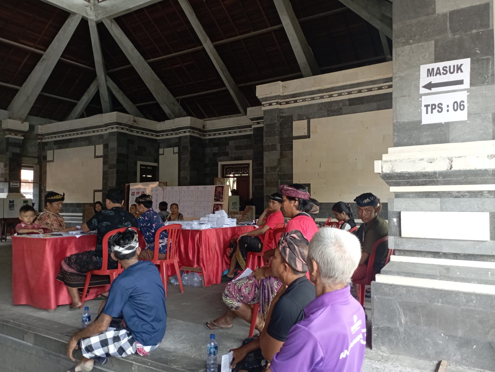 di-33-tps-warga-desa-bugbug-antusias-salurkan-hak-pilihnya