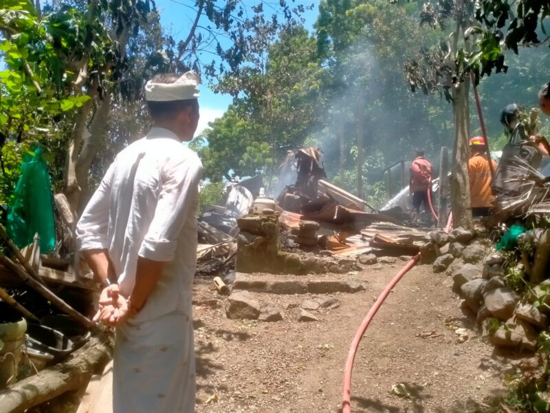 diduga-akibat-dupa-sembahyang-dua-rumah-terbakar-di-hari-galungan