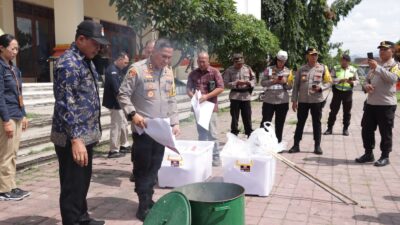 Kapolres Klungkung Bersama Dengan Pamatwil Polda Bali lakukan Pemusnahan Kelebihan Surat Suara Pemilu 2024 