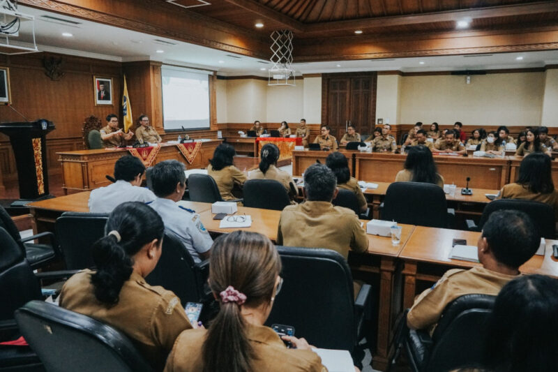 sekda-badung-adi-arnawa-pimpin-rapat-dan-evaluasi-penguatan-sakip