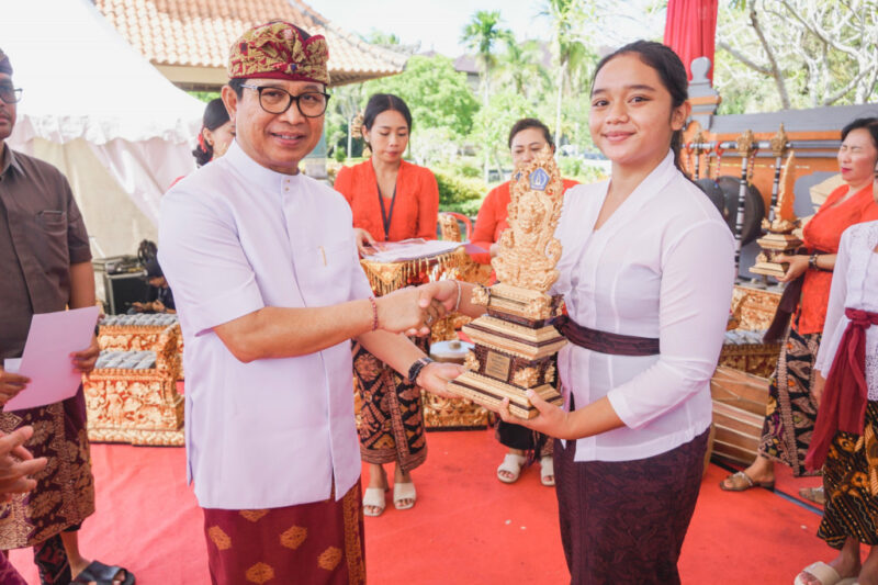 tutup-bulan-bahasa-kabupaten-badung-2024-sekda-badung-pemkab-badung-komit-pertahankan-nilai-adat-dan-budaya-melalui-festival