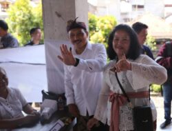 Usai Pantau Pemilu 2024, Pj. Bupati Jendrika dan Ibu Nyoblos di TPS 1 Banjar Bendul
