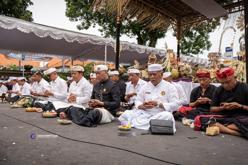 Bupati Sedana Arta Muspayang Bhakti Tawur Kesanga di Catus Pata Bangli
