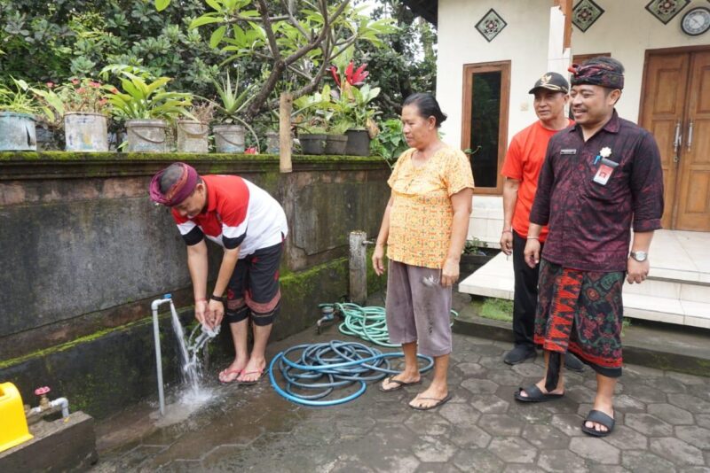 bupati-gede-dana-cek-reservoir-air-telaga-waja-sudah-mengalir-ke-desa-datah