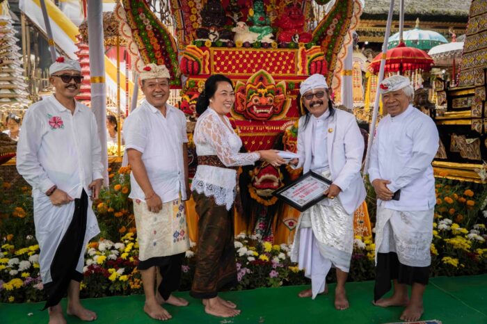 bupati-sedana-arta-pimpin-rombongan-bhakti-penganyar-pemkab-bangli-di-pura-ulun-danu-batur