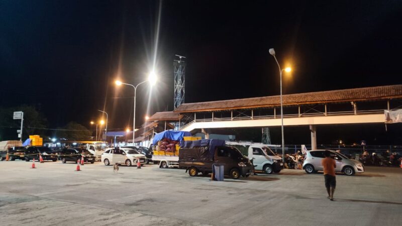 gelombang-tinggi-dan-angin-kencang-penyeberangan-padangbai-lembar-ditutup-sementara