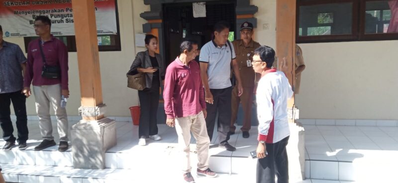 komisi-3-dprd-klungkung-sidak-ke-nusa-temukan-pilar-gedung-sdn-7-suana-keropos-parah-rawan-ambruk