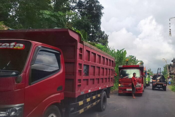 puncak-karya-ibtk-di-pura-besakih-jalur-selat-rendang-macet