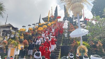 melasti-karya-ida-bhatara-turun-kabeh-ke-tegal-suci-pemedek-jalan-kaki-sejauh-5-kikometer