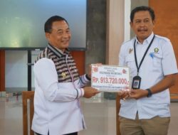 Pemkab Karangasem Serahkan Dana Hibah untuk Politeknik Negeri Bali PSDKU