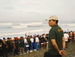 Peringati Hari Ulang Tahun ke 74, Sat Pol PP Badung Gelar Aksi Bersih Pantai di Batu Bolong Canggu