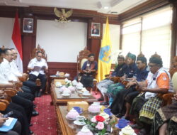 Pj. Gubernur Bali Mahendra Jaya Puji Semangat Ngrombo Sukseskan Karya Ida Bhatara Turun Kabeh Pura Agung Besakih