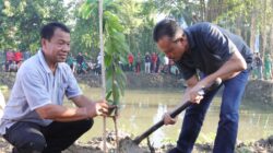 Sekda Dewa Indra Puji Gerakan Tanam Cabai di Hutan Kota Banyuasri Buleleng