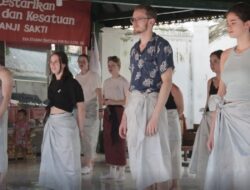 Berkunjung ke Buleleng, Belasan Wisatawan Belajar Tari Bali dan Membuat Canang Sari