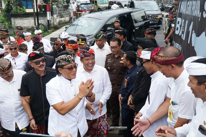 bupati-bangli-dan-wakil-dampingi-bupati-giri-prasta-peletakan-batu-pertama-bangli-sport-center