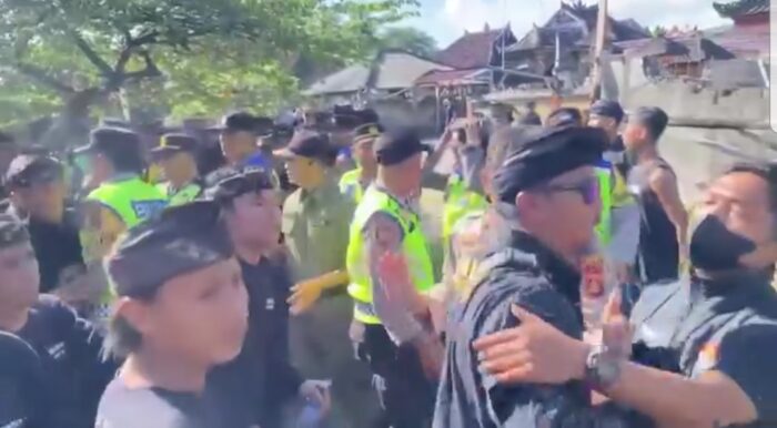 eksekusi-warga-disangsi-adat-kanorayang-di-sental-kangin-ped-nusa-penida-ricuh