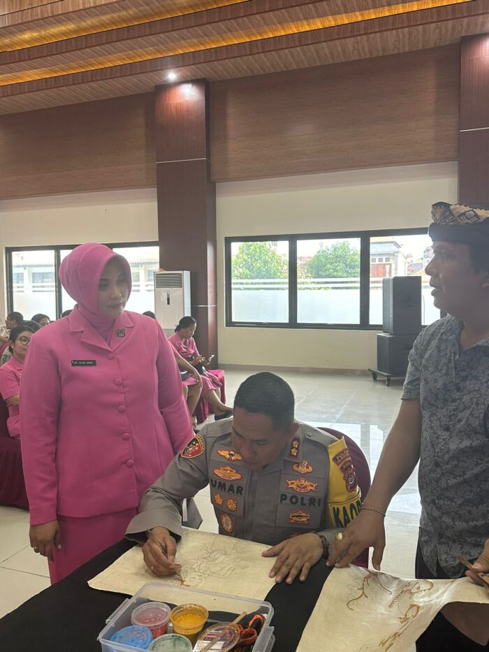 kapolres-klungkung-dan-ketua-bhayangkari-belajar-melukis-wayang-kamasan