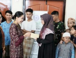 Ny. Ida Mahendra Serahkan Santunan Kepada Anak Yatim Piatu di Denpasar