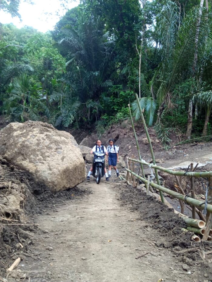 warga-kalanganyar-gotong-royong-bersihkan-material-longsor