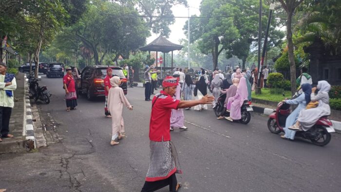 wujud-toleransi-beragama-di-karangasem-pecalang-bantu-pengamanan-shalat-idul-fitri