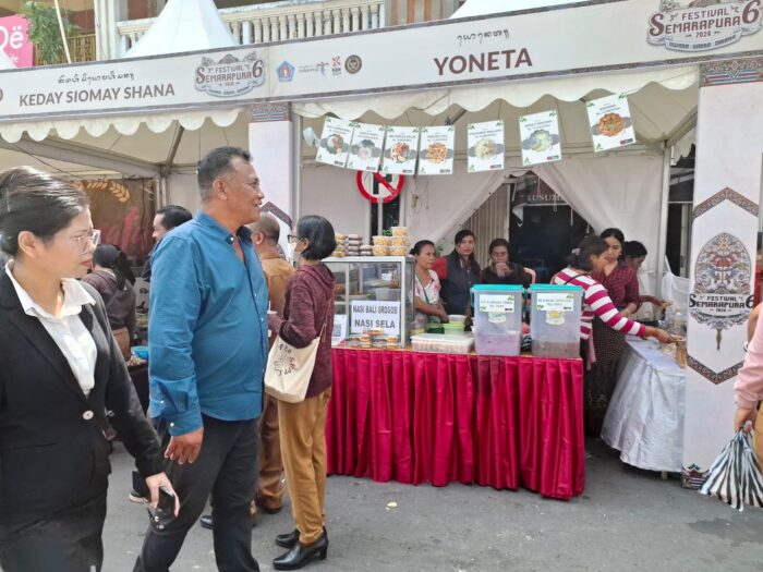 semarapura-festival-2024-ketua-dewan-a-a-gde-anom-tinjau-stand-kuliner-umkm-klungkung