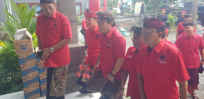 Panaskan mesin Partai jelang Pilkada serentak Ketua DPD PDIP Bali, I Wayan Koster melakukan konsolidasi dengan para kader Partai Banteng