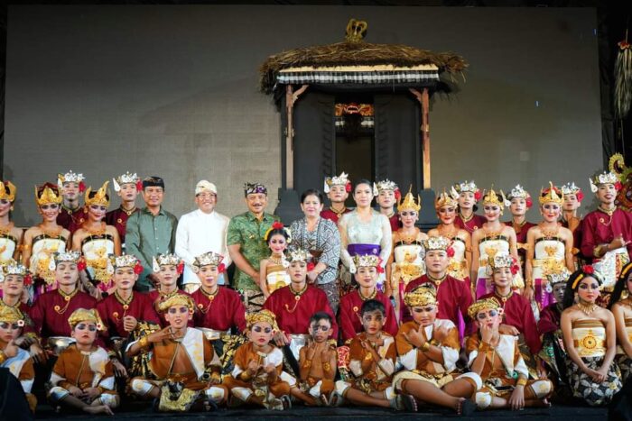 sekaa-gong-kebyar-anak-anak-cekuh-dan-sekaa-gong-kebyar-dewasa-kumuda-arnawa-budaya-berbagi-panggung-festival-semarapura-vi