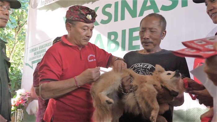 bupati-gede-dana-buka-vaksinasi-rabies-di-desa-datah