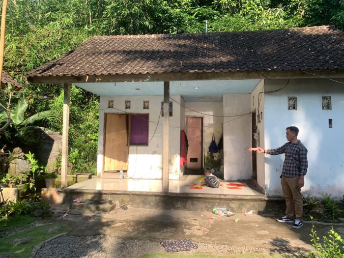 ditinggal-ke-kamar-mandi-balita-perempuan-meregang-nyawa-di-kolam-koi