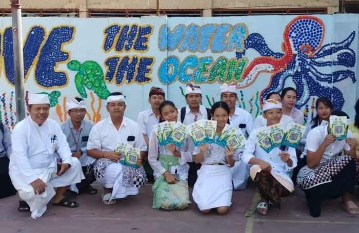 smpn-2-singaraja-sosialisasi-qr-code-pada-tanaman-dan-mural-tutup-botol-plastik-kepada-sekolah-imbas-adiwiyata