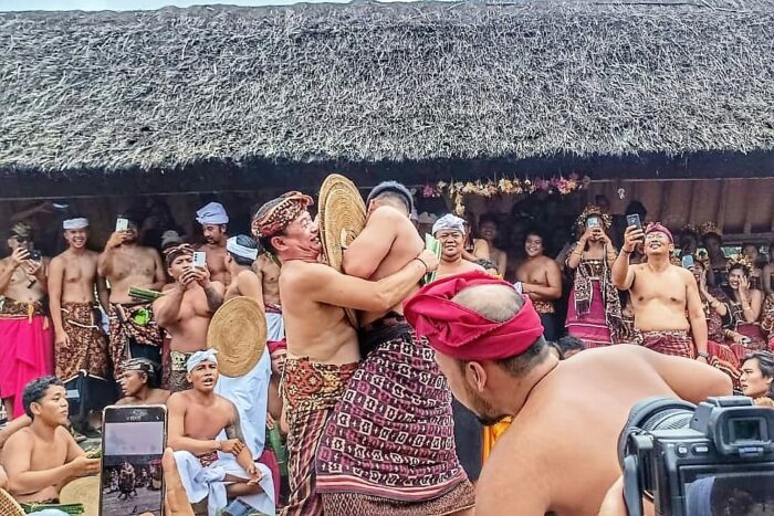 bupati-gede-dana-megeret-pandan-di-tenganan