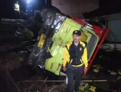 Truk Dump Terguling ke Pekarangan Rumah Warga Peringsari