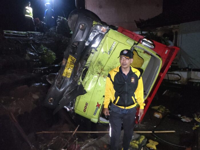 truk-galian-c-terguling-ke-pekarangan-rumah-warga