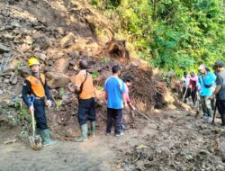 Material Longsoran Tutup Akses Jalan Selat-Bebandem