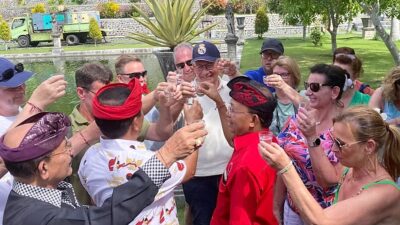 Lomba Mixology Arak Bali, Koster Ajak Wisatawan Tos Arak di Taman Ujung