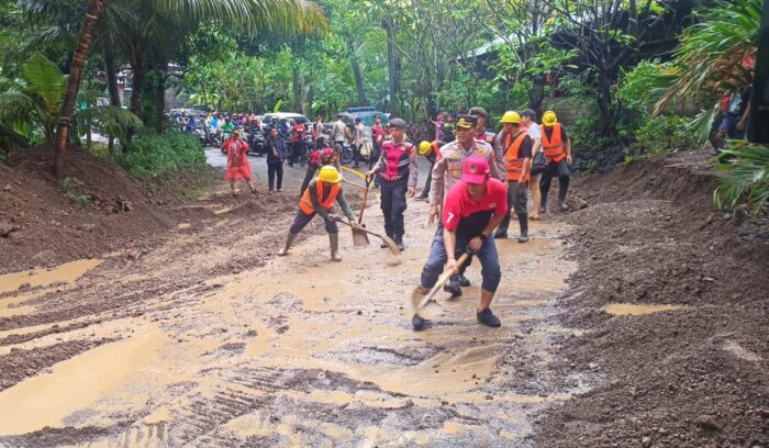 berbaur-dengan-pekerja-bupati-gede-dana-terjun-langsung-ikut-tangani-longsor-di-jalur-sanghyang-ambu