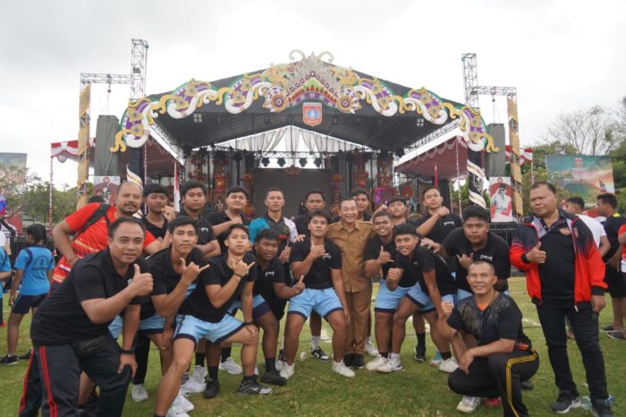 bupati-gede-dana-jadi-idola-peserta-lomba-permainan-tradisional-antar-sekolah-di-karangasem