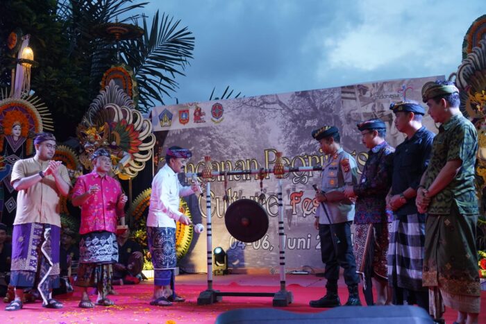 dibuka-sekda-sedana-merta-festival-tenganan-konsisten-suguhkan-tradisi-mekare-kare