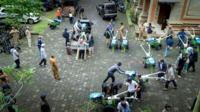 optimalisasi-pemanfaatan-lahan-bupati-sedana-arta-serahkan-20-unit-traktor-kepada-kelompok-tani-di-bangli