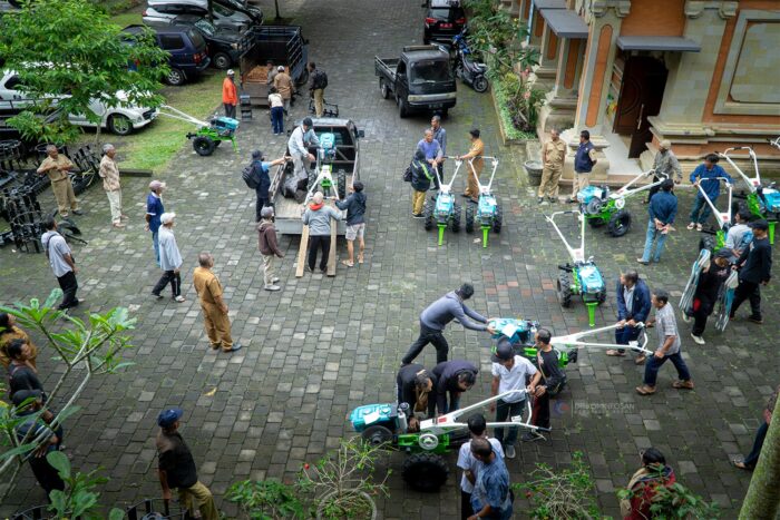 optimalisasi-pemanfaatan-lahan-bupati-sedana-arta-serahkan-20-unit-traktor-kepada-kelompok-tani-di-bangli