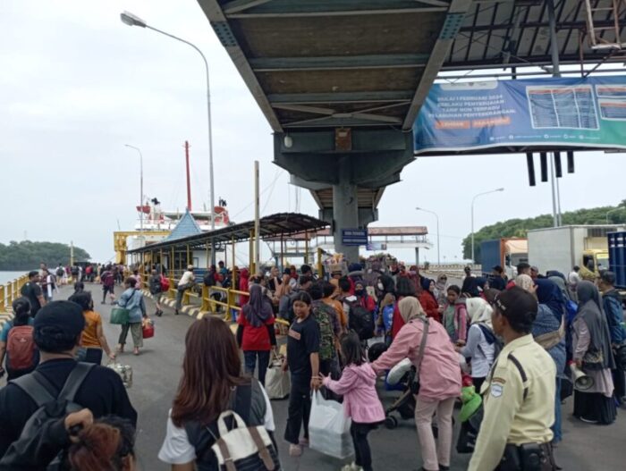 arus-penumpang-di-pelabuhan-padangbai-meningkat-jelang-idul-adha