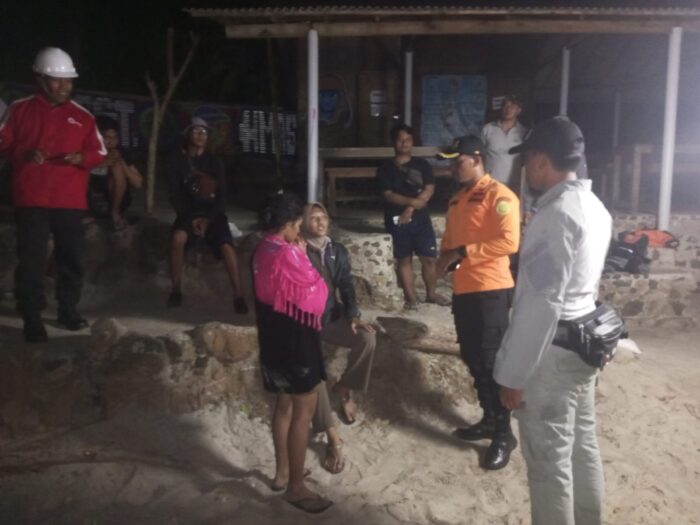 terhempas-ombak-saat-berfoto-diatas-karang-pantai-bias-tugel-seorang-pria-dinyatakan-hilang