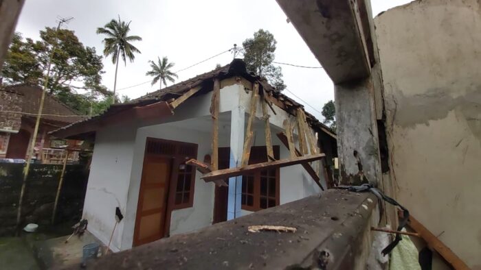 diguyur-hujan-dua-rumah-warga-nongan-ambruk