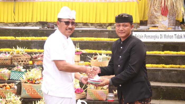 bakti-penganyar-buleleng-menyumbang-punia-senilai-100-juta-rupiah-ke-pura-lumajang