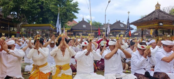 bakti-penganyar-pemerintah-kabupaten-bangli-di-pura-mandhara-giri-semeru-agung
