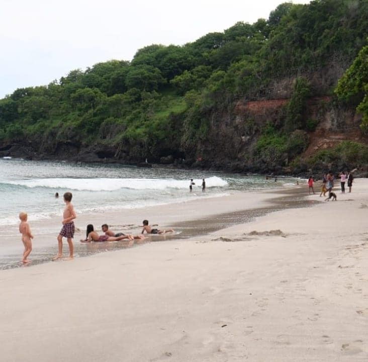 banyu-pinaruh-pantai-di-karangasem-diserbu-pengunjung