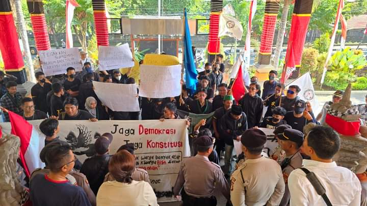 aliansi-mahasiswa-bali-utara-bersama-dprd-buleleng-tandatangani-penyampaian-aspirasi-terkait-polemik-ruu-pilkada