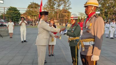 bupati-bangli-sedana-arta-serahkan-pedang-komandan-paskibraka-2024